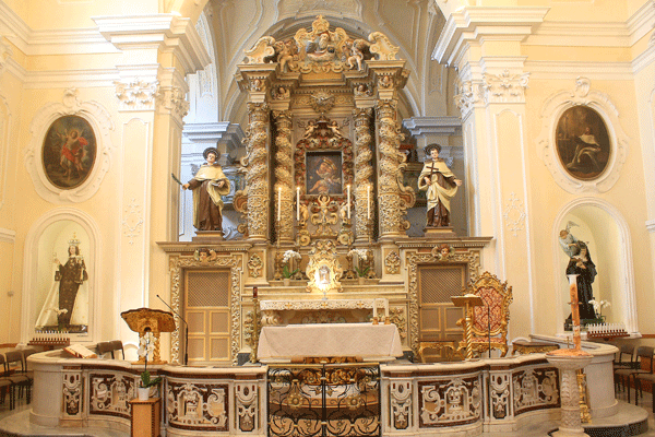 Altare maggiore della chiesa della Madonna del Carnine
