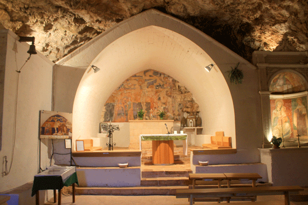 The High Altar and the Angevin Chapel