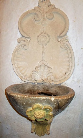 acquasantiera chiesa santa maria di costantinopoli putignano